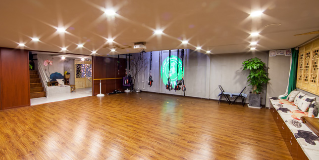 静语瑜伽进修中心,致力瑜伽教培及进修10余载,毕业瑜伽教练可高标准掌握排课技巧和教授高难瑜伽体式,一期不会可免费再学,每名学员都可成为专业的瑜伽教练。